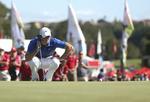 Vinder. Rory McIlroy gør klar til det afgørende putt på 18. hul. Få øjeblikke senere kan fejre årets første triumf. 