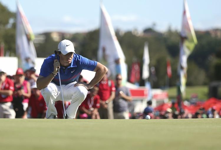 Vinder. Rory McIlroy gør klar til det afgørende putt på 18. hul. Få øjeblikke senere kan fejre årets første triumf. 