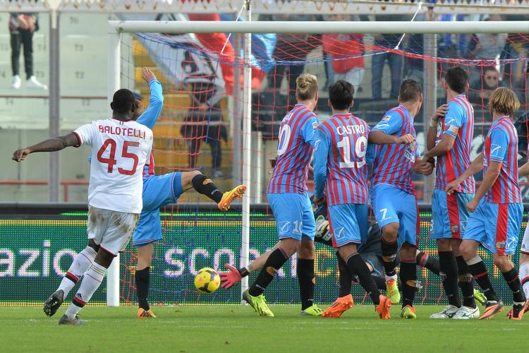2-1. Med et frispark fra kanten af straffesparksfeltet sendte Mario Balotelli AC Milan på sejrskurs. 