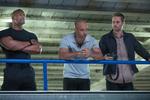 Trio. Dwayne Johnson (tv) og Vin Diesel (i midten) begræder tabet af deres ven og medskuespiller i Paul Walker (th). 