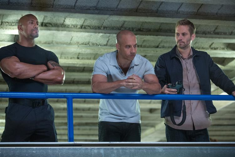 Trio. Dwayne Johnson (tv) og Vin Diesel (i midten) begræder tabet af deres ven og medskuespiller i Paul Walker (th). 
