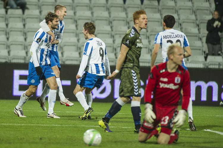 2-0. Med et hovedstød efter 9 minutter gjore Morten Skoubo det til 2-0 mod AGF. 