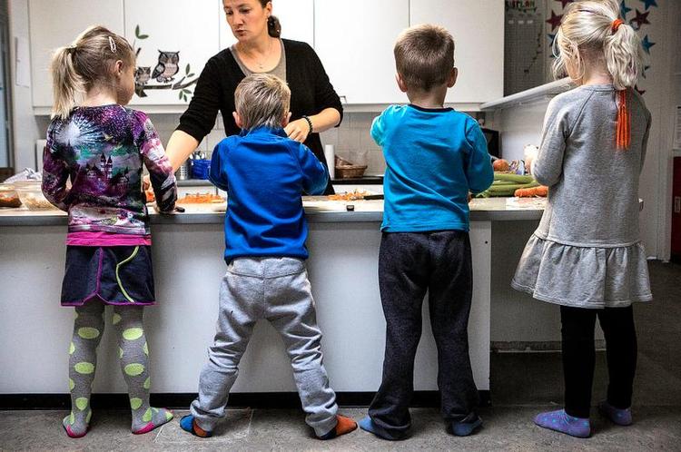 Mad. Kommunerne har fået 500 millioner kr. til dagtilbudsområdet, hvilket bl.a. har sat fokus på maden i daginstitutionerne. 