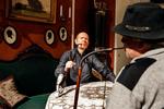 Juletid. Instruktør og chef for Folketeatret Kasper Wilton får sig en passiar og en pibe tobak med Københavneriet. Sted: Pastor Blichers stue. 