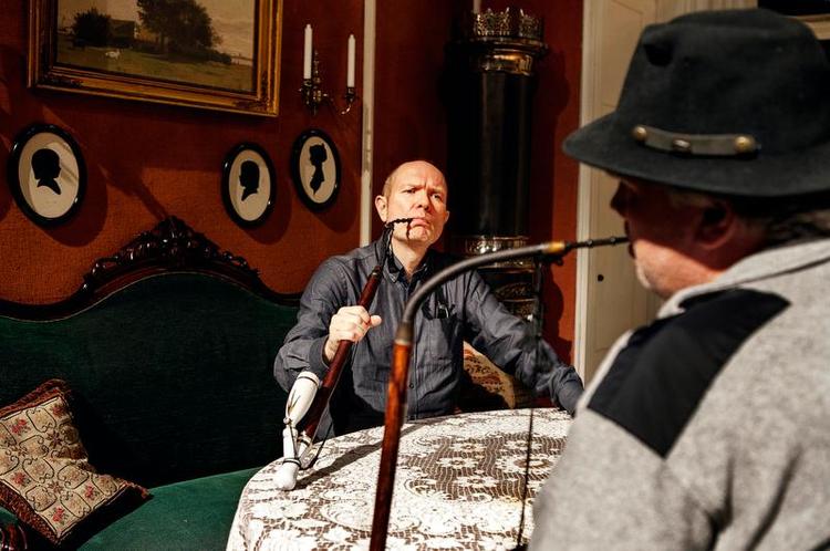 Juletid. Instruktør og chef for Folketeatret Kasper Wilton får sig en passiar og en pibe tobak med Københavneriet. Sted: Pastor Blichers stue. 