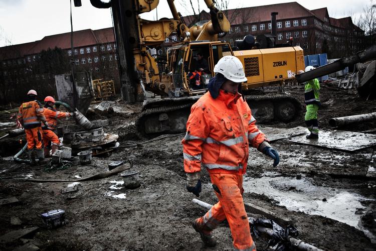 BYGGEPLADS. Byggeriets medarbejdere skal være med til at finde en løsning for at få bragt ulykkesstatistik ned. 