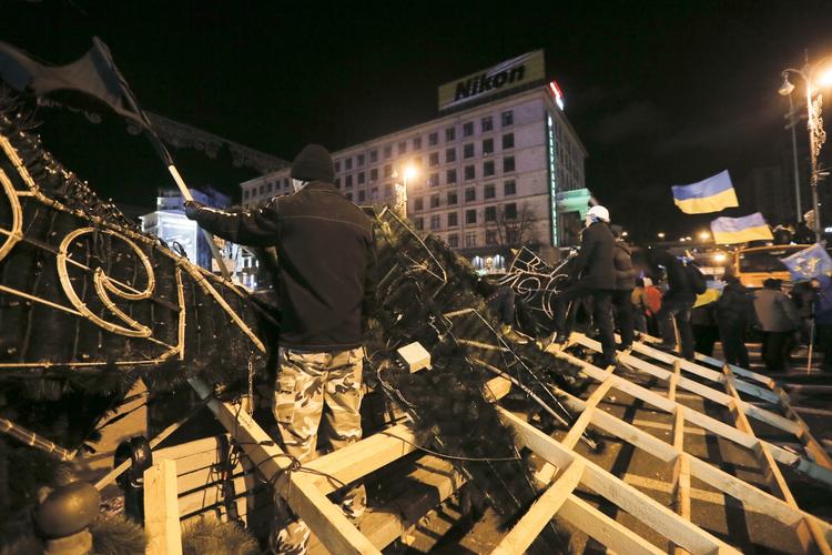 Uro. Efter gårsdagens demonstration med op mod 500.000 deltagere i Kijev ser oppositionen ud til at have initiativet, og nogle af oppositionens ledere har indkaldt til generalstrejke i dag. 
