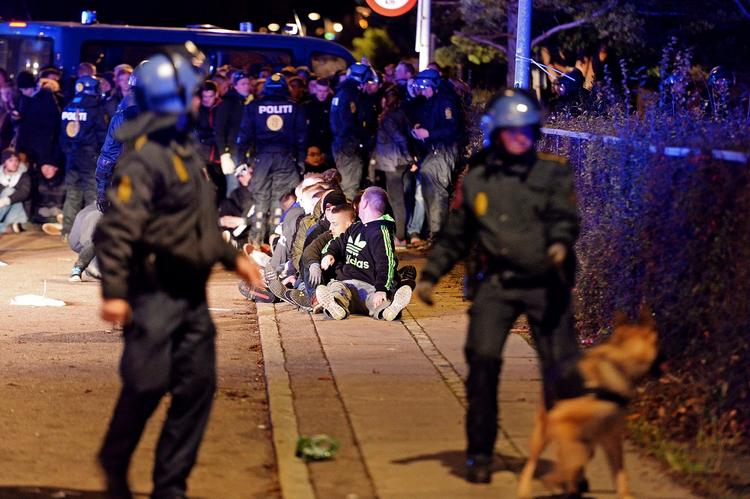 ANHOLDT. Politiet måtte ty til præventive anholdelser for at opretholde ro og orden efter opgøret mellem Brøndby og FC København 