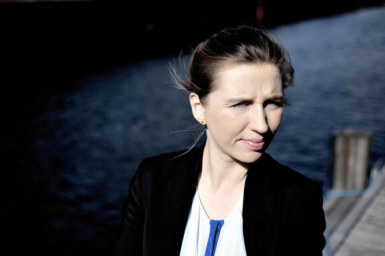 kynisk. Mette Frederiksen (S, bill.) er minister for et ledighedsregime, hvor kontrolgrupper snager helt ind i de lediges soveværelse, indkøbsvaner og Facebook-billeder i en kafkask klapjagt. Det skaber ikke ét eneste job, men det plager, chikanerer og krænker enlige ledige i grotesk grad, skriver Rune Engelbreth. 