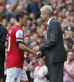 Kandidat. Mesut Özil (tv) er eneste af manager  Arsene Wengers  Arsenal-spillere på listen over de 23 mulige vindere af prisen, der bliver uddelt i januar. 