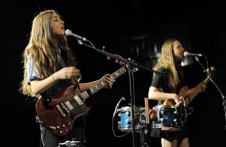 Booket. De tre langhårede Haim-søstre kommer til Danmark igen til sommer - for at optræde på Roskilde Festival. 