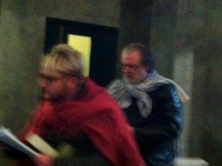 Teater. To gralsriddere er på jagt. Billedet er taget med anmelderens egen telefon. 