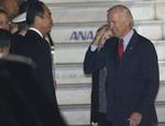 Ankomst. Joe Biden var i højt humør ved ankomsten til Japan, men han befinder sig i en kompliceret situation. 