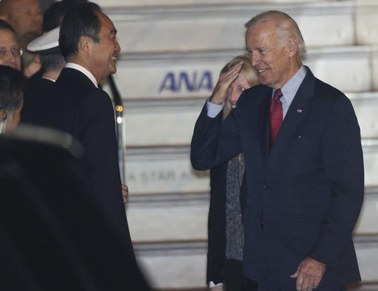 Ankomst. Joe Biden var i højt humør ved ankomsten til Japan, men han befinder sig i en kompliceret situation. 