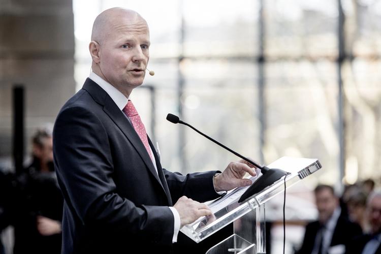 ORDENTLIG. Der har været dårlig moral rundt omkring blandt danske banker. Nu skal de opføre sig ordentligt, fastslog formanden for Finansrådet, Tonny Thierry Andersen, på foreningens årsmøde. 