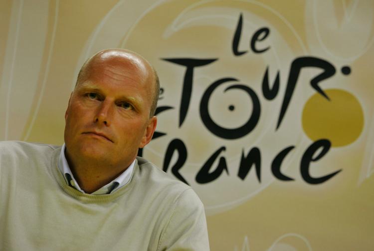 Solgt. Bjarne Riis har solgt sit cykelhold til en russisk rigmand. Den tidligere holdejer fortsætter som manager for det, som fremover kommer til at hedde Team Tinkoff-Saxo. 