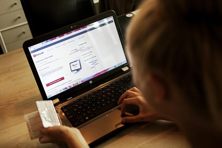 ansvar. Det er borgerens ansvar at holde øje med, om der kommer digital post, hvis man først er tilmeldt den. Men det er myndighedens ansvar at vejlede om ændringen - i et papirbrev. 