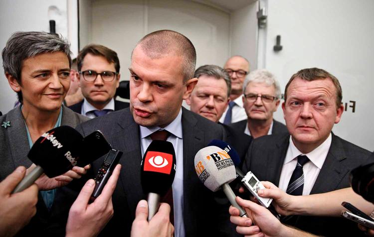 FINANSLOV. Når det drejer sig om den økonomiske politik, er regeringstoppen i virkeligheden enig med Venstre og Lars Løkke i det meste. Det må være et problem for hele venstrefløjen, skriver Pelle Dragsted. Her billede fra indgåelsen af finanslovsforliget tirsdag aften. 