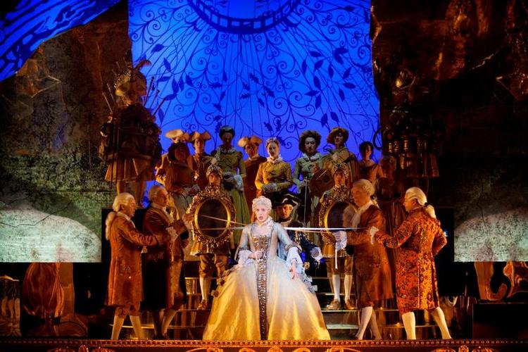 Fanget. Manon er usikker på kærligheden og går efter luksus, mens mændene prøver at holde hende i snor. 