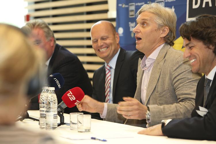 wildcard. Den russiske rigmand, Oleg Tinkov (nummer to fra højre), kan nu pludselig være på vej tilbage til Team Saxo Bank igen. 
