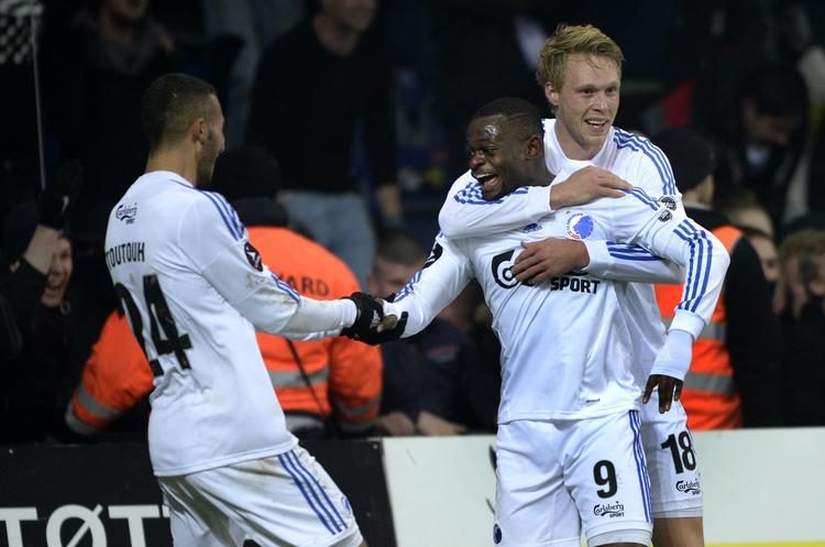 Jubel. Nicolai Jørgensen giver Igor Vetokele en krammer efter scoring i kampen mod Brøndby. 