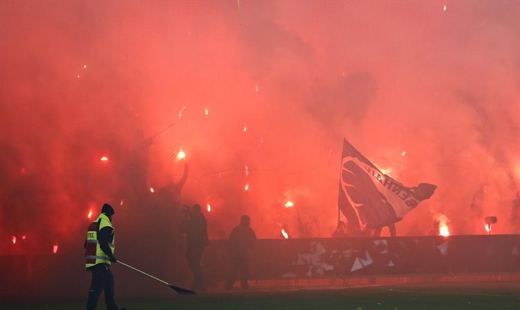 Uro. Allerede under selve kampen var der rigeligt gang i den på lægterne. 