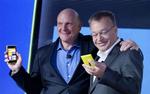 KØB. Microsoft-chefen Steve Ballmer (t.v.) og Nokias topchef Stephen Elop (t.h.) kan måske allerede få ordnet Microsofts overtagelse af Nokia inden året er omme. (Foto: AP Photo) 