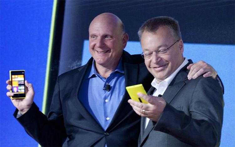 KØB. Microsoft-chefen Steve Ballmer (t.v.) og Nokias topchef Stephen Elop (t.h.) kan måske allerede få ordnet Microsofts overtagelse af Nokia inden året er omme. (Foto: AP Photo) 