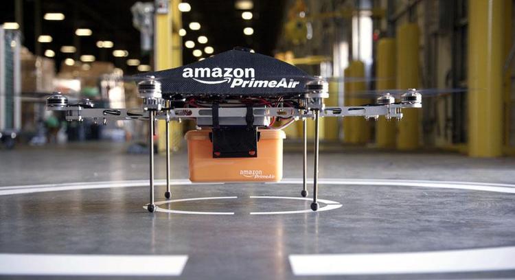 FLYVSK. Mange ser Amazons Prime Air-projekt med drone-leverancer som fremtidssnak. Men en amerikansk professor mener allerede, folk har landingspladser i baghaven i 2015. (Foto: AP Photo) 