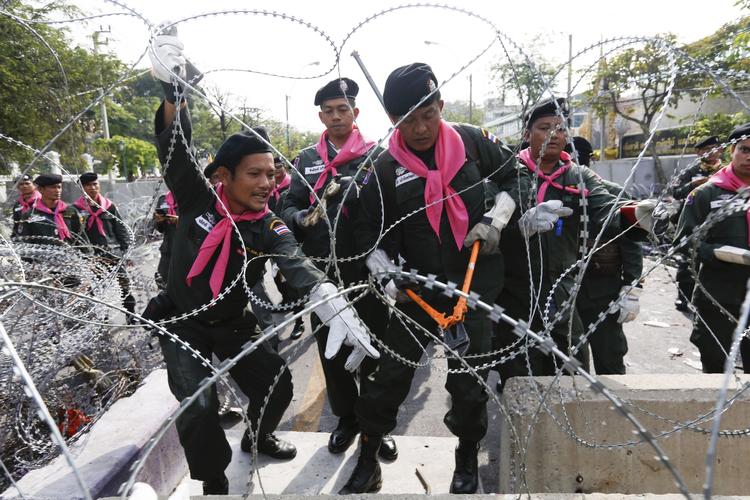 Skift. Efter flere dages voldelige sammenstød med regeringsfjendtlige demonstranter har det thailandske politi benyttet sig af en ny strategi. Det har tilladt demonstranter at passere barrikaderne ved landets regeringsbygning og politiets hovedkvarter i Bangkok. 