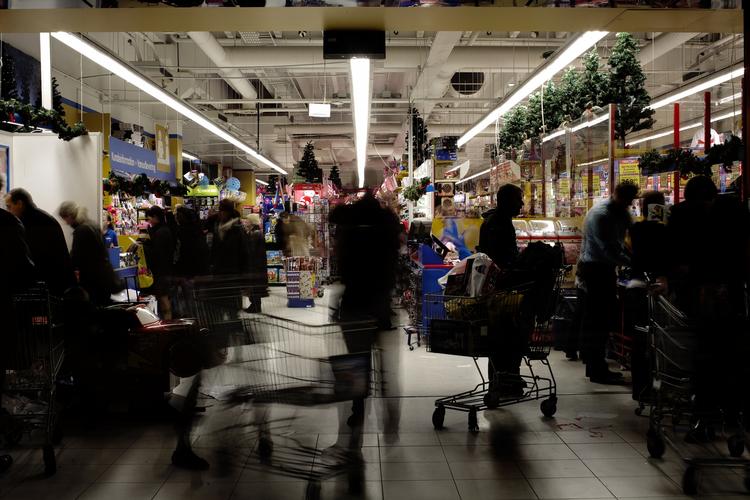 INDKØB. Danskerne skal måske holde igen med juleindkøbene, hvis de ikke selv ændrer i forskudsopgørelsen. 
