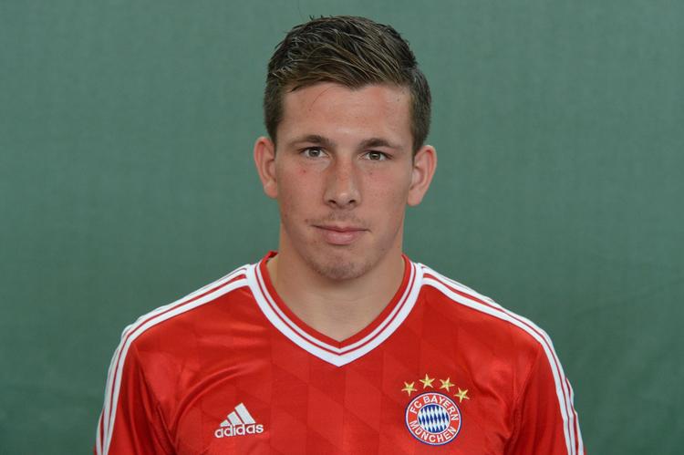 Supertalent. Pierre-Emile Højbjerg spillede ungdomsfodbold i Skjold, KB og Brøndby, inden han i 2012 rejste til München, hvor han er i lære - og allerede har fået sin debut: Danskeren blev den yngste spiller, FC Bayern nogen sinde har sendt på græs i Bundesligaen, da han 17 år og 251 gammel blev skiftet ind 13. april 2013 i en kamp mod Leverkusen. 