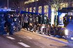 FANGET. Over 400 FCK-fans blev søndag aften tilbageholdt på vej mod S-togsstationen i Glostrup efter sammenstød  med politiet og Brøndby-tilhængere. 
