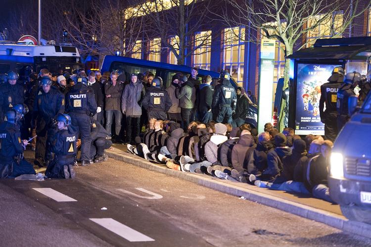 FANGET. Over 400 FCK-fans blev søndag aften tilbageholdt på vej mod S-togsstationen i Glostrup efter sammenstød  med politiet og Brøndby-tilhængere. 