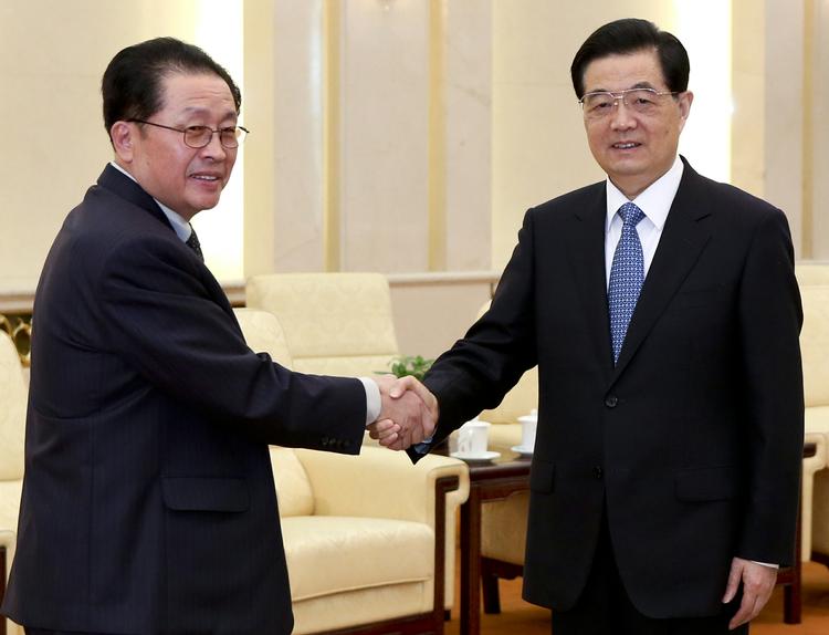 Væk. Jang Song-Thaek (tv.), der er onkel til Nordkoreas leder, Kim Jong-Un, og én af landets mest magtfulde personer, er blevet fjernet fra sin post. Flere af hans nærmeste allierede er henrettet. Her hilser Jang Song-Thaek på Kinas tidligere præsident Hu Jintao. 
