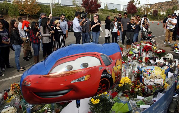 Mindes. Folk er stimlet sammen om ulykkesstedet, hvor actionstjernen Paul Walker og vennen Roger Rodas lørdag mistede livet. 