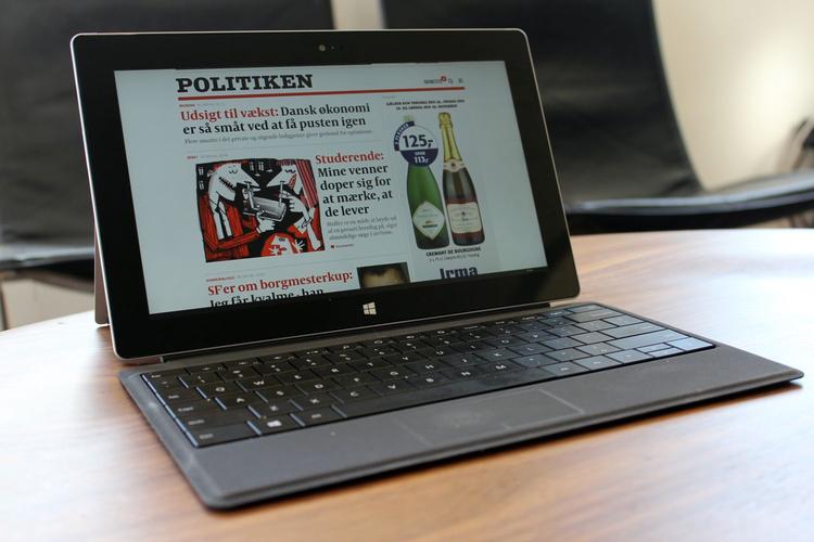 PRODUKTIV. Den nye Surface 2 er et godt bud på en tablet til at arbejde på, og har nu batterilevetid til hele dagen. (Foto: Morten Bay) 