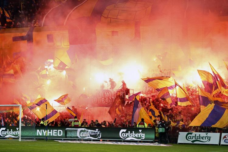 PYROTEKNIK. Selv om det er ulovligt, havde flere fans smugleet romerlys med ind på Brøndby Stadion i søndags. 