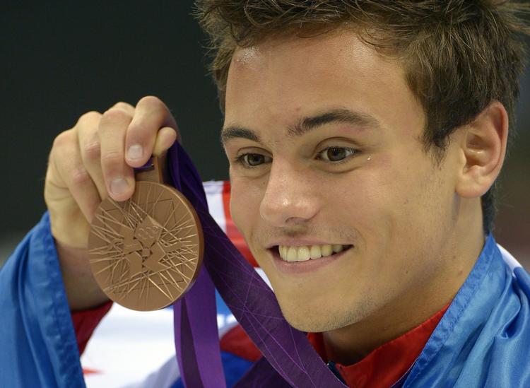 udspring. Tom Daley viser stolt sin bronzemedalje frem ved OL i London 2012. 