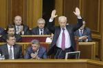 blivende. Ukraines ministerpræsident Mikola Asarov vinker i parlementet under debatten om det mistillidsvotum, oppositionen har rettet mod ham, præsident Janukovitj og regeringen. 