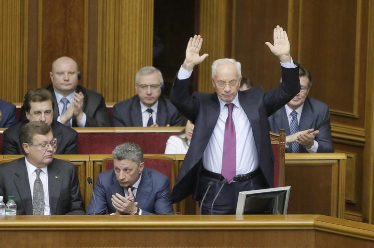 blivende. Ukraines ministerpræsident Mikola Asarov vinker i parlementet under debatten om det mistillidsvotum, oppositionen har rettet mod ham, præsident Janukovitj og regeringen. 