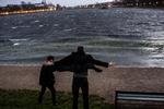 Blæst. 28. oktober blæste en meget kraftig storm Danmark omkuld. Tre mennesker døde, træer væltede og valgplakater føj som boomeranger gennem luften. 