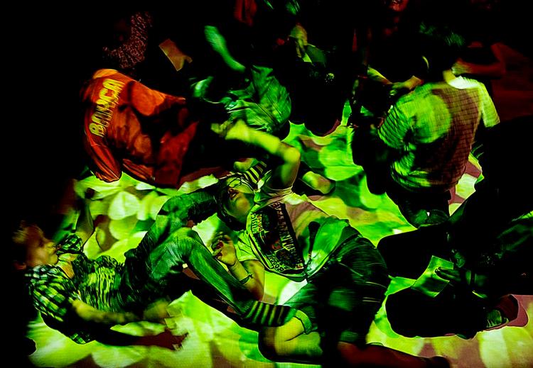 Frirum. Det er tilladt at ligge og vegetere på projektionen af Nikolaj Reckes  videoværk 'Looking for 4-leaf Clovers'. 