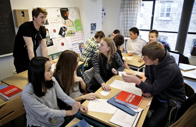 PISA. »Jeg bruger ikke undersøgelsen til noget som helst«, siger dansklærer, David Nielsen. På Sortedamskolen i København skeler hverken elever, lærere eller skolelederen til resultaterne af PISA-undersøgelsen, som blev offentliggjort i dag. 