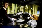 Betalingsmiddel. Mobiltelefonen som betalingsmiddel er kommet for at blive, og i disse dage kommer der flere og flere bud på, hvordan man lettest og bedst kan bruge den uden at blive snydt. Flere busselskaber tilbyder blandt andet deres kunder at købe sms-billetter. 