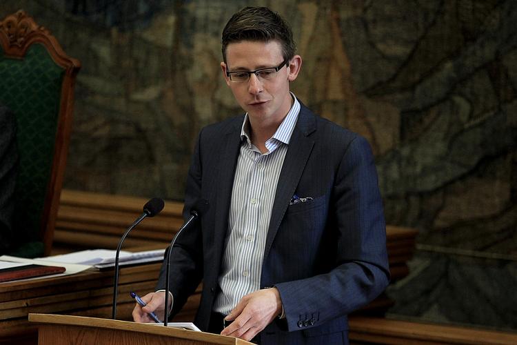 Afklaring. Det er den rigtige beslutning, at Scharf har valgt at trække sig, mener Karsten Lauritzen (V). Nu skal der klarhed over justitsminister Morten Bødskovs rolle i kalenderkigger-sagen. 