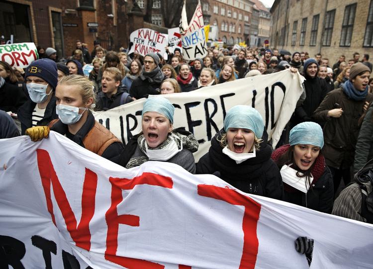 Protest. De studerende har tordnet mod fremdriftsreformen, fordi den vil forhindre akademikerspirer i at møde ligesindede i udlandet eller gennem studenterjob. Men problemet er et andet: at reformen vil umuliggøre mødet med andre end ligestillede 