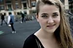 Virkelighed. »I stedet for at skrive på et stykke papir, at man skal måle en flagstang eller finde ud af, hvor meget væske der skal i en sovs, så skal man gå ned og købe sovsen eller bruger sinus og cosinus i skolegården. Det kunne måske hæve bundniveauet«, siger Danske Skoleelevers formand, Agnete Vienberg Hansen, om resultaterne i den netop udkommet Pisa-undersøgelse. 