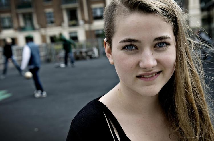 Virkelighed. »I stedet for at skrive på et stykke papir, at man skal måle en flagstang eller finde ud af, hvor meget væske der skal i en sovs, så skal man gå ned og købe sovsen eller bruger sinus og cosinus i skolegården. Det kunne måske hæve bundniveauet«, siger Danske Skoleelevers formand, Agnete Vienberg Hansen, om resultaterne i den netop udkommet Pisa-undersøgelse. 
