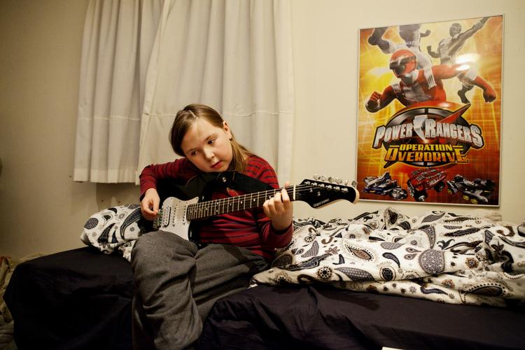 Anderledes. 11-årige Frodo har usædvanligt høj iq, og det gav ham så store problemer i hans folkeskoleklasse, at han allerede i 1. klasse gik med selvmordstanker. I dag er han flyttet til til en privatskole, hvor der går andre børn med høj iq. 